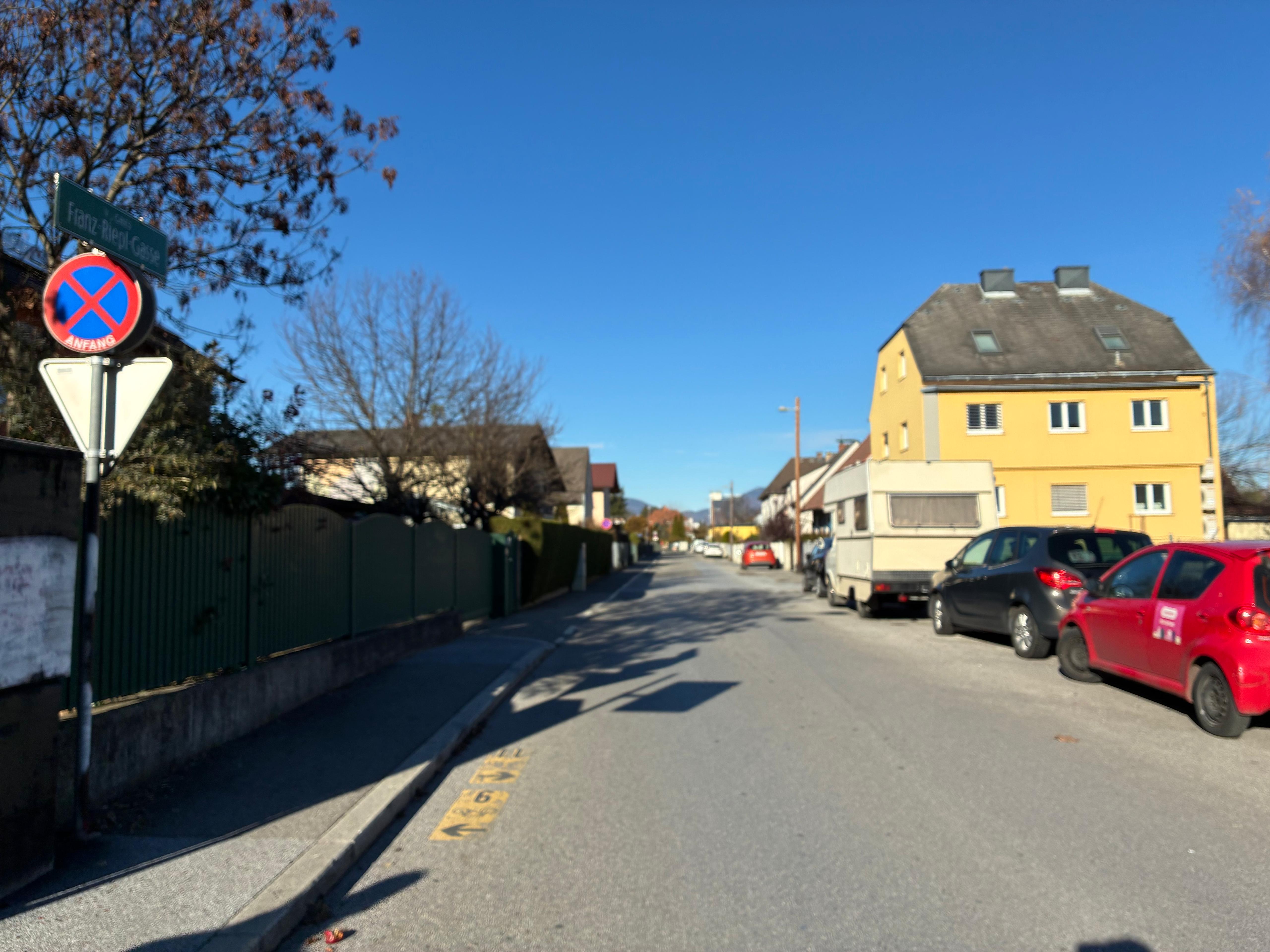 Einfahrt & Radabstellplatz